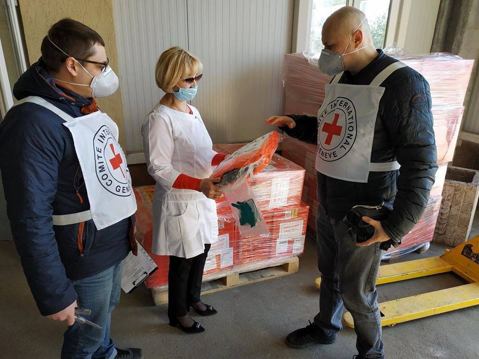 Засоби захисту та обладнання поповнили арсенал медиків і рятувальників Маріуполя